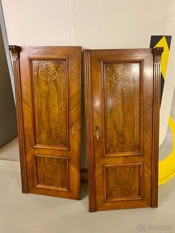 Staré Dřevěné Dveře A Další Kusy Nábytku