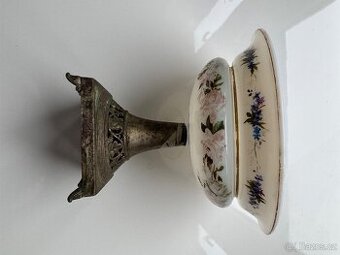 Porcelánová mísa asi z přelomu 19.–20. století.