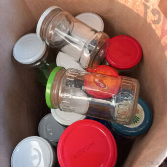 Malé zavařovací sklenice s víčky