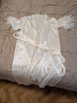 Dámský bílý župan M saténový vzhled