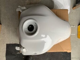 Benelli BN600-originální nádrž