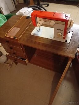 Šicí stroj veritas ve skříni
