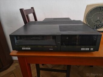 Historický videorekordér Tesla Avex VM6485.