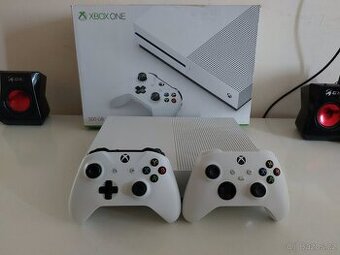 Xbox One S 500GB--2 ovladace--