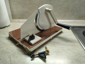 Retro kráječ na Chleba (nepoužívaný, velmi zachovalý stav)