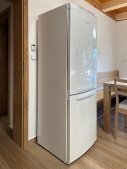 Lednice s mrazákem Electrolux.