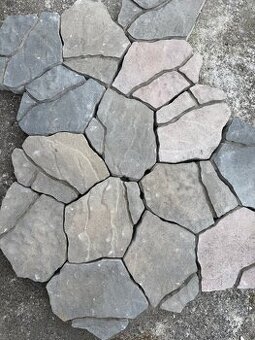 Dlažba ve stylu „lámaný kámen“