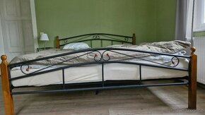 Kovová manželská postel s nočními stolky