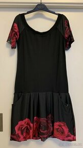 Černé letní šaty s růžemi, velikost L, značka Touché