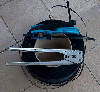 Páskovač plastové pásky, kleště, páska a spony