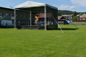 Zastřešené pódium