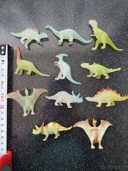 Fosforove figurky dinosauru +2 navic - 1