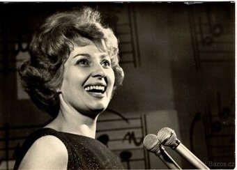 Yvetta Simonová – portrétní fotopohlednice - 1