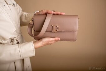 Prošívaná dámská kabelka z přírodní kůže s vnitřní kapsou