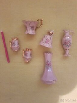 Malá sbírka růžového porcelánu