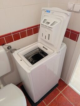 Vrchem plněná pračka Indesit - BTW L60400 EE/N