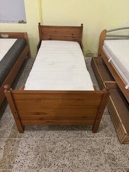 Hezká dřevěná postel-jednolůžko 80x190 IKEA LEKSVIK