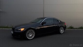 BMW E92 Coupé 330d • 170 kW + chip Automat Slušná výbava
