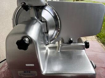Nářezový stroj Electrolux