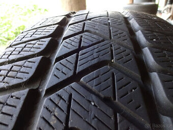 Zimní pneu Pirelli 235/65R17 - pěkný stav - možnost obutí