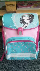 Školní aktovka - batoh, velice zachovalá, nošena cca pulrok