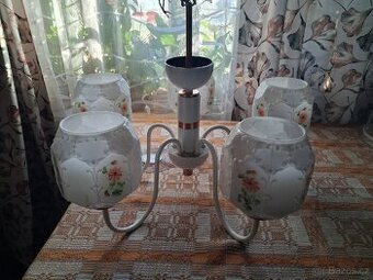 Starožitný pětiramenný lustr s malovanými baňkami