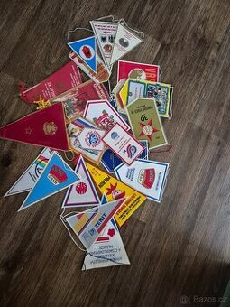 Vlaječky politické 27ks