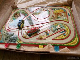 plechová autodráha