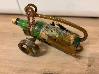 Kovový stojan na láhev