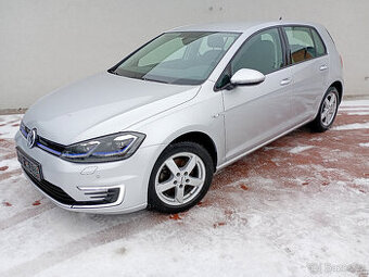 E-GOLF 29 900km / 2020 , 35,8kWh, výhřevy, navigace, LED