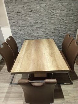 jídelní stůl a židle