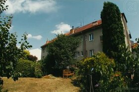 Nabízíme k prodeji byt 3+KK v klidné části Prahy se zahradou