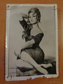 Stará fotografie Brigitte Bardot poškozená