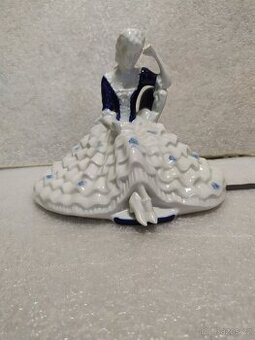 porcelánová soška Dux dáma s knihou