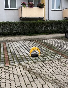Nabízím k pronájmu venkovní parkovací místo – Praha 9 (ul. T