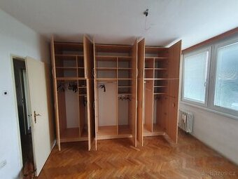Prodám tři elegantní skříně – ideální úložný prostor