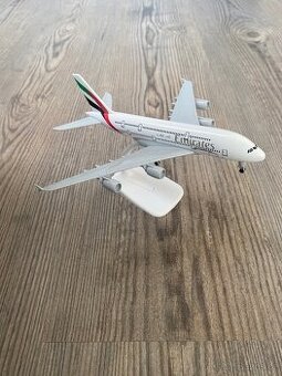 Emirates A380 – kovový model s podstavcem