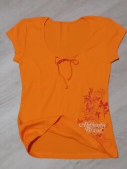 DÁMSKÉ HEZKÉ TRIČKO S VÝSTŘIHEM - vel.S/M