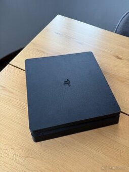 PlayStation 4 Slim – 500GB, vše plně funkční, kosmetické vad