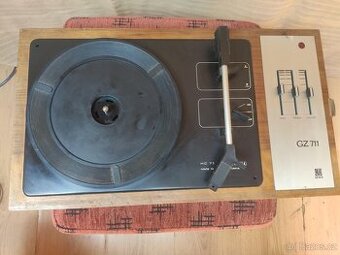 Kufříkový gramofon TESLA GZ711 HC71