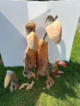 Dubové sochy člunozubce afrického