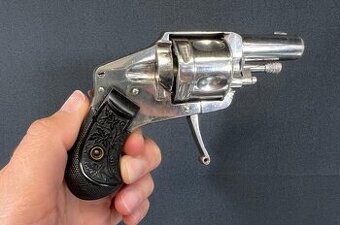 Krásný historický hammerless revolver bulldog ráže .38, 9 mm