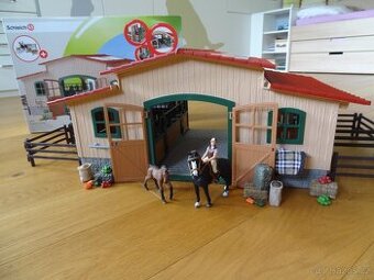 Schleich 42103 Stáj pro koně s příslušenstvím