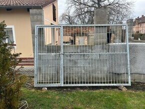 Pozinková masivní mříž do kotce