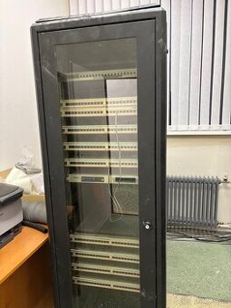 Serverová skříň, velká