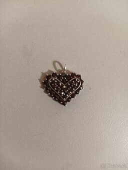 Stříbrný přívěsek čs.granat