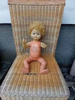 retro mrkací, mluvící panenka