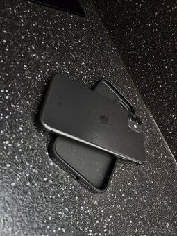 iPhone 11. 128 GB Černý 82% baterie