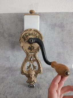 Zdobený starožitný ruční mlýnek na strouhanku JUGENDSTIL