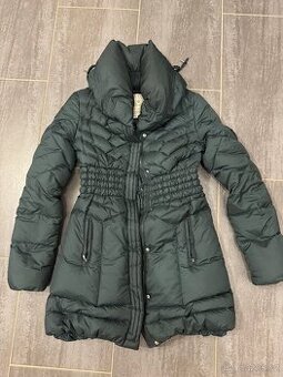 Vypasovaná péřová bunda Guess